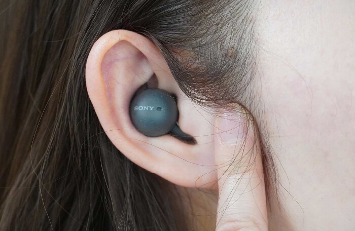 イヤホン本体、または耳周りの顔をタップすることで、再生・一時停止などの操作ができます。専用の「Headphones Connect」アプリでカスタム設定すれば、音量調整の操作も可能です。